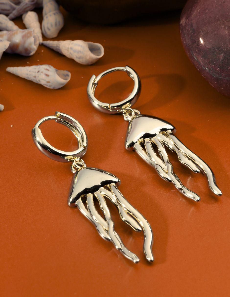 Aretes de medusa con acabado baño de oro 18 K 5