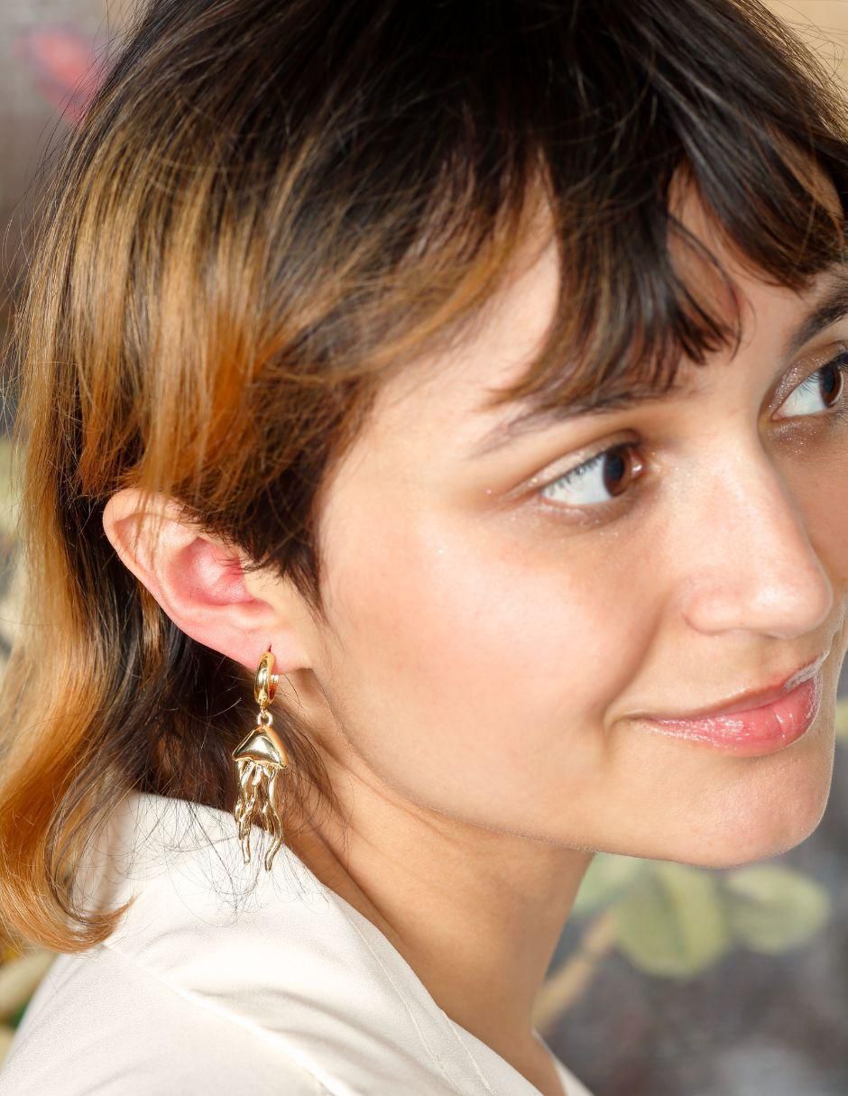 Aretes de medusa con acabado baño de oro 18 K 6