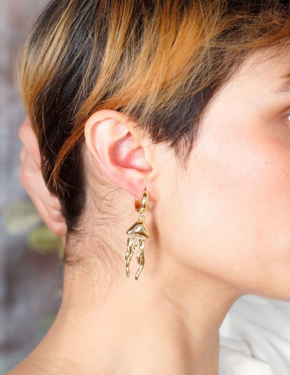 Aretes de medusa con acabado baño de oro 18 K 7